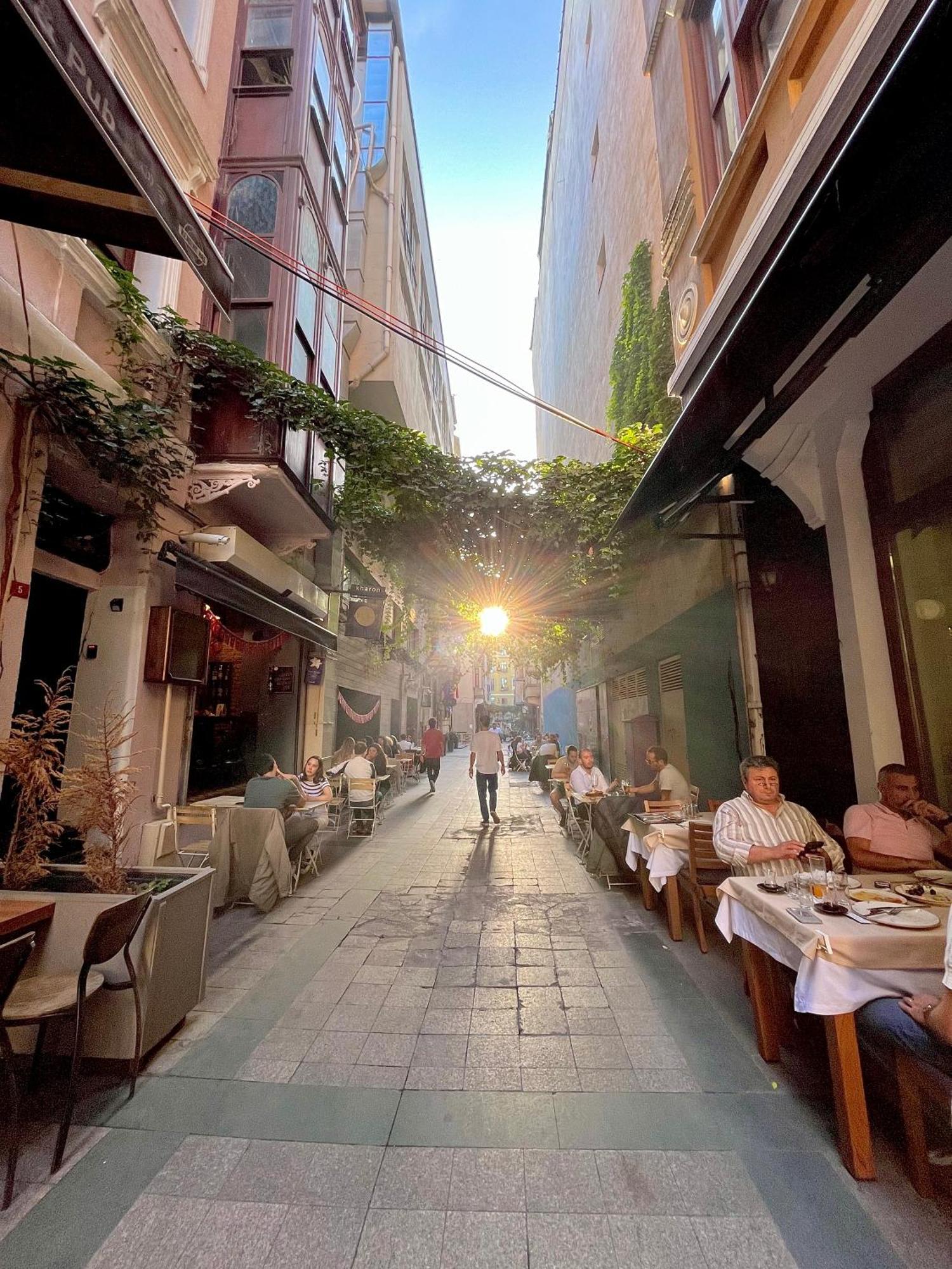 W/ New Furnitures Next To Istiklal Street And Taksim Square Hotel de apartamente